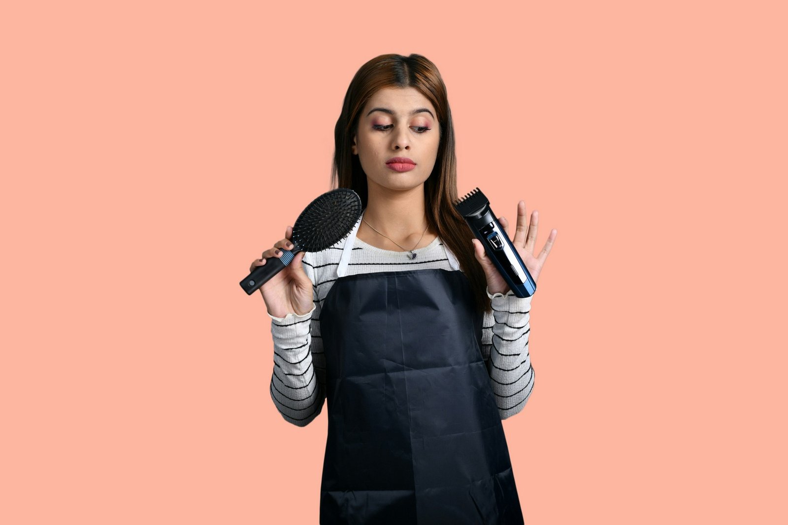 Haarbürste mit fettigen Rückständen zwischen den Borsten