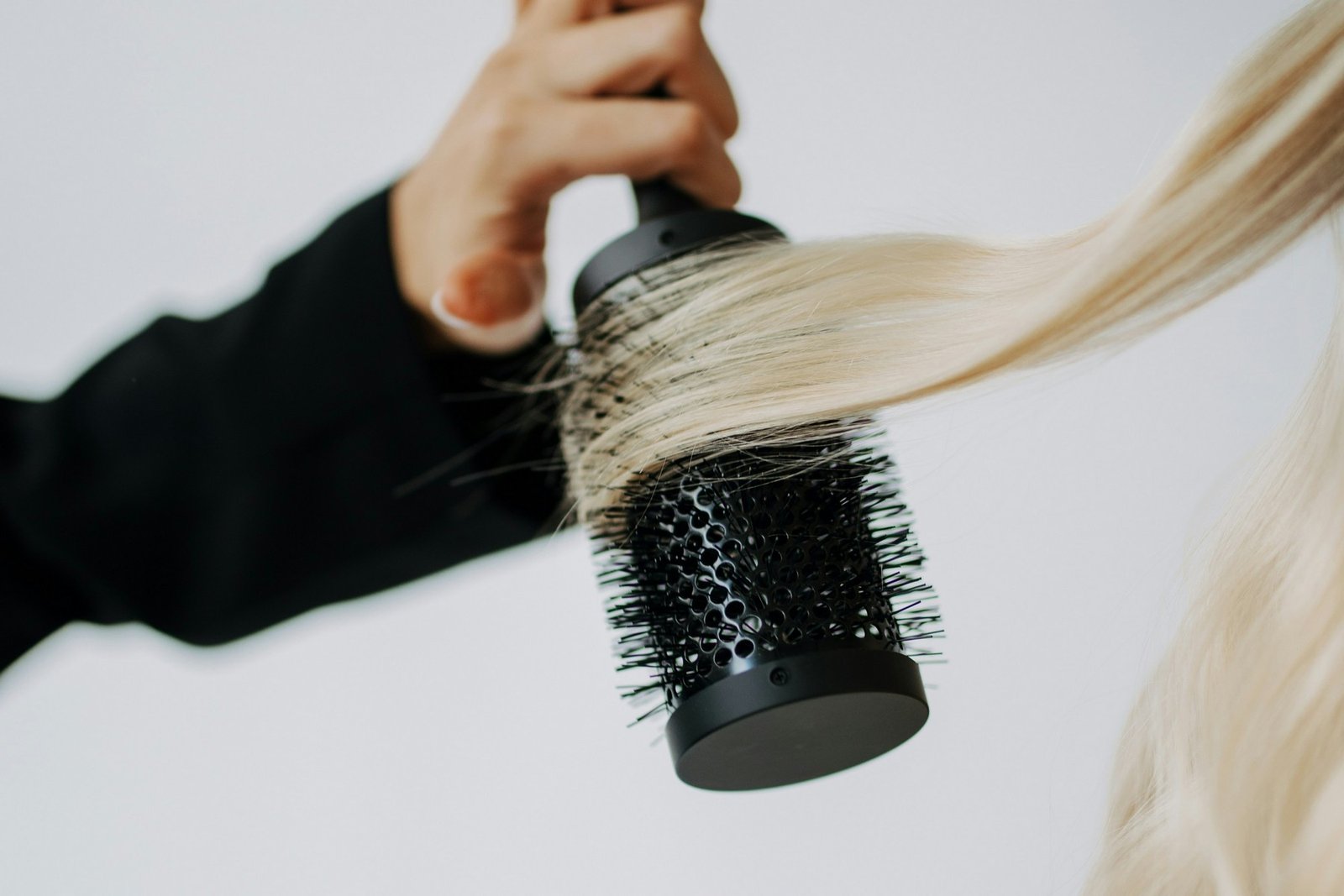 Haarbürste mit grauen Fusseln und Ablagerungen zwischen den Borsten