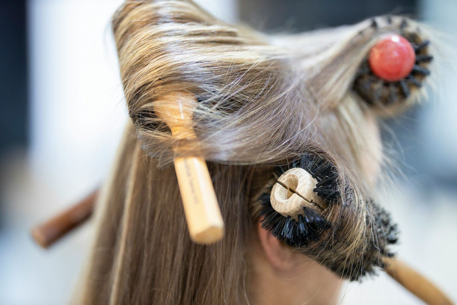 Alte abgenutzte Haarbürste neben einer neuen Bürste