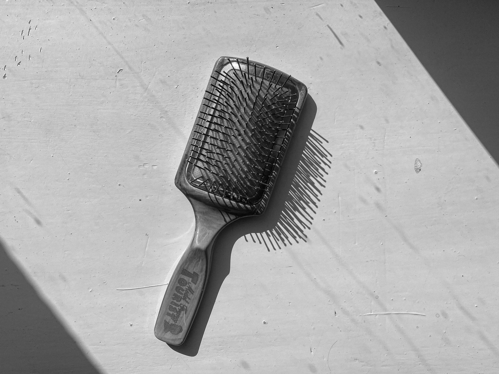 Haarbürste wird mit einer Reinigungsbürste gesäubert