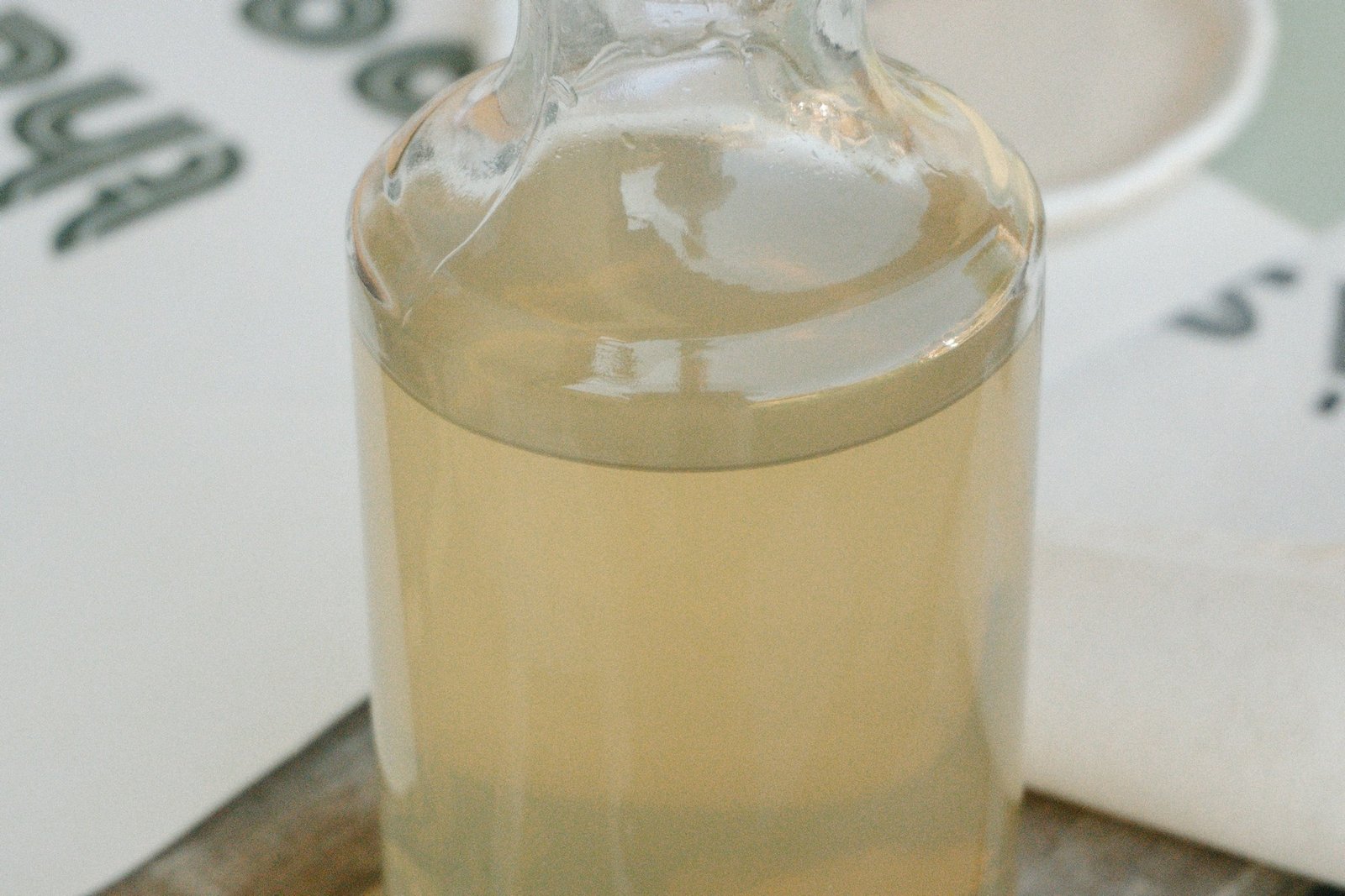 Essigflasche neben einer Haarbürste auf dem Waschbecken