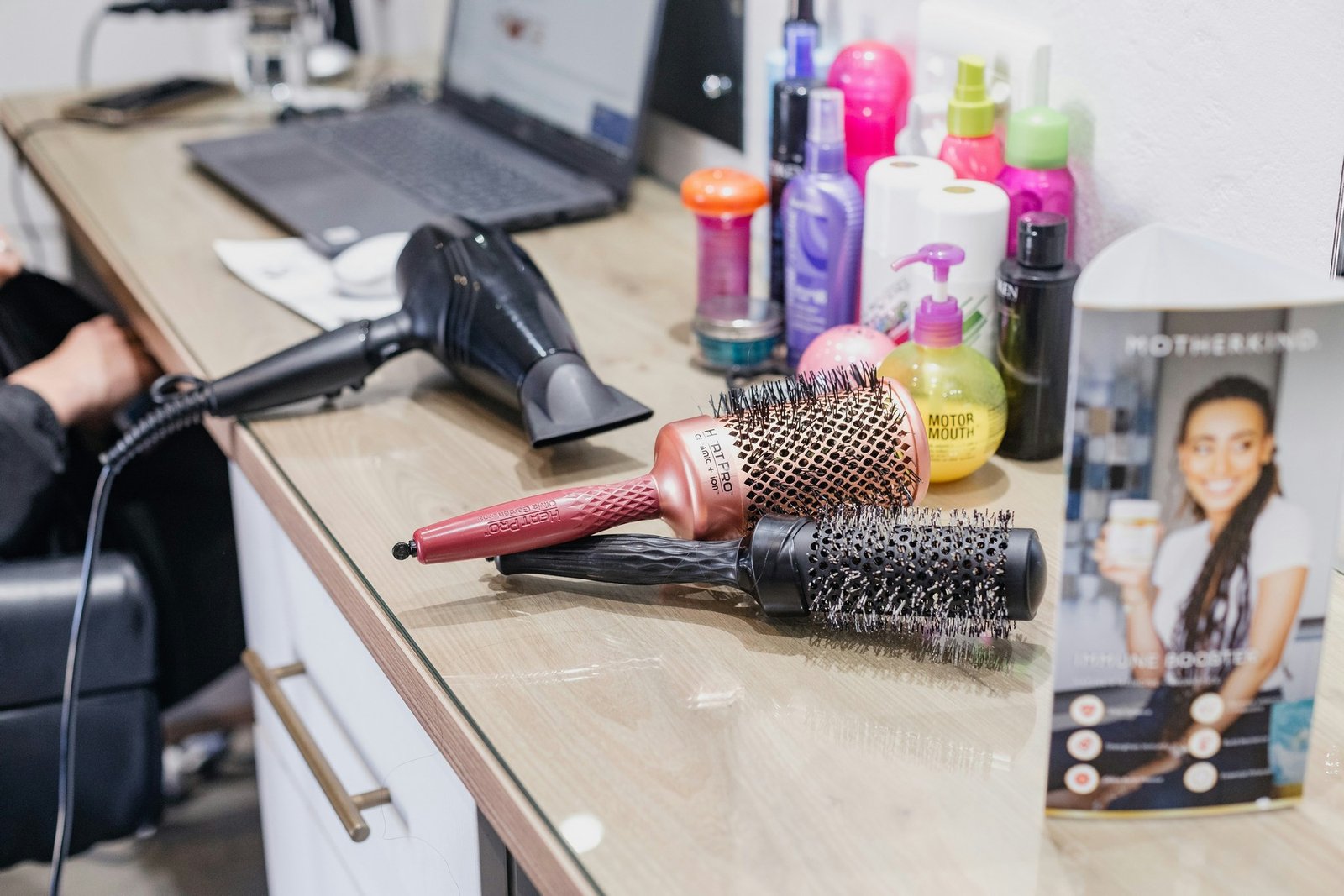 Haare werden mit einem Kamm aus einer Haarbürste gezogen