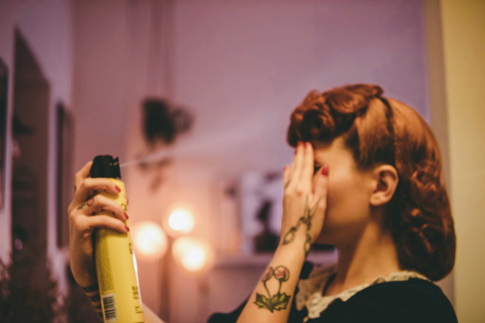 Haarbürste mit klebrigen Stylingrückständen zwischen den Borsten